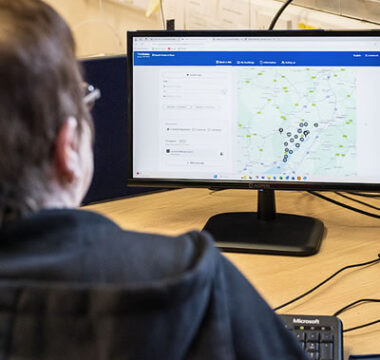 PERSON LOOKING AT A pc SCREEN